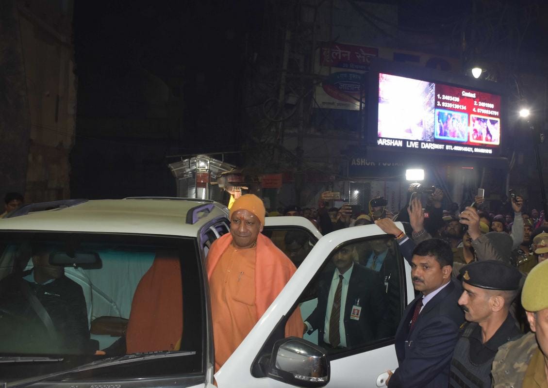 cm yogi adityanath visit kashi vishwanath temple in night