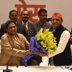 प्रेस कांफ्रेंस में बसपा सुप्रीमो मायावती का स्वागत करते सपा के राष्ट्रीय अध्यक्ष अखिलेश यादव।
