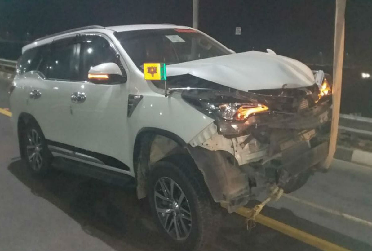 BJP MLA car collided with dividers on agra lucknow expressway