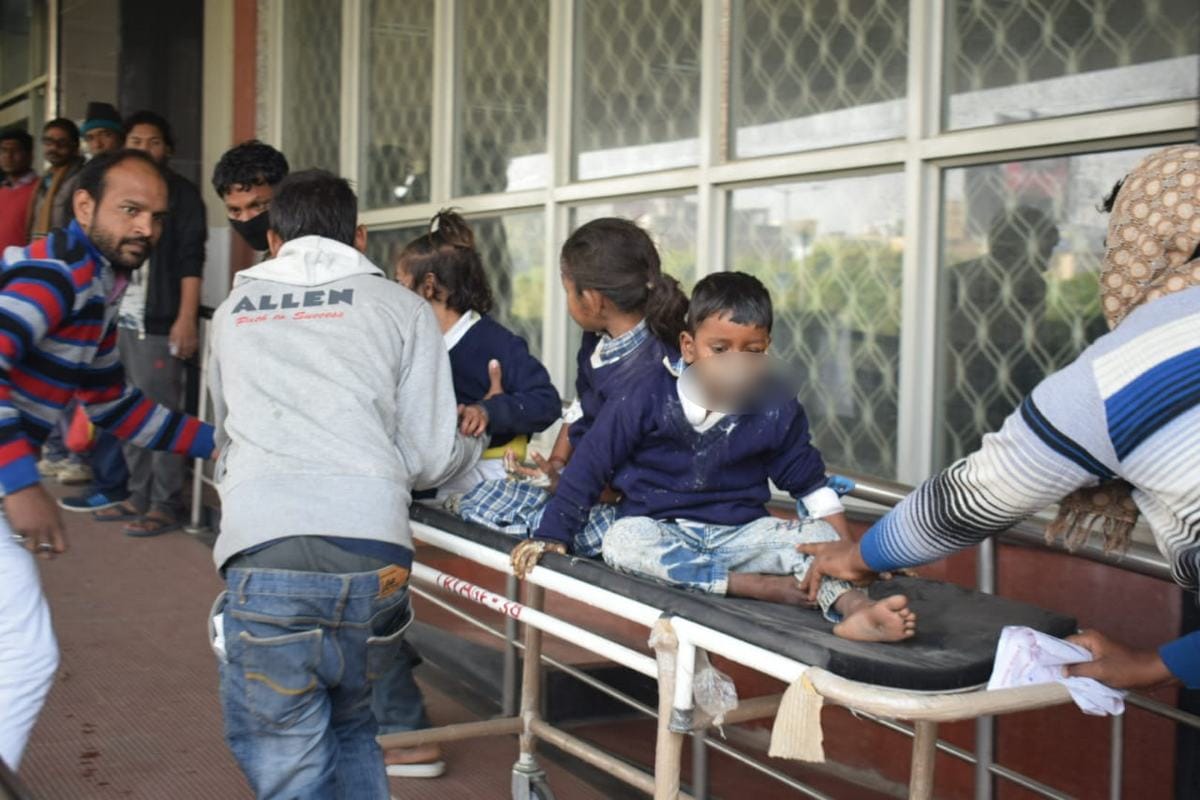 Fire in school van 14 student injured in bhadohi