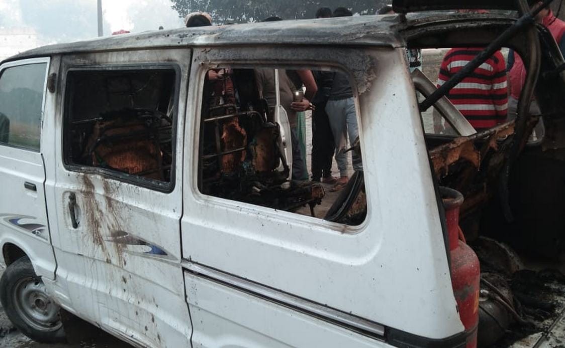 Fire in school van 14 student injured in bhadohi