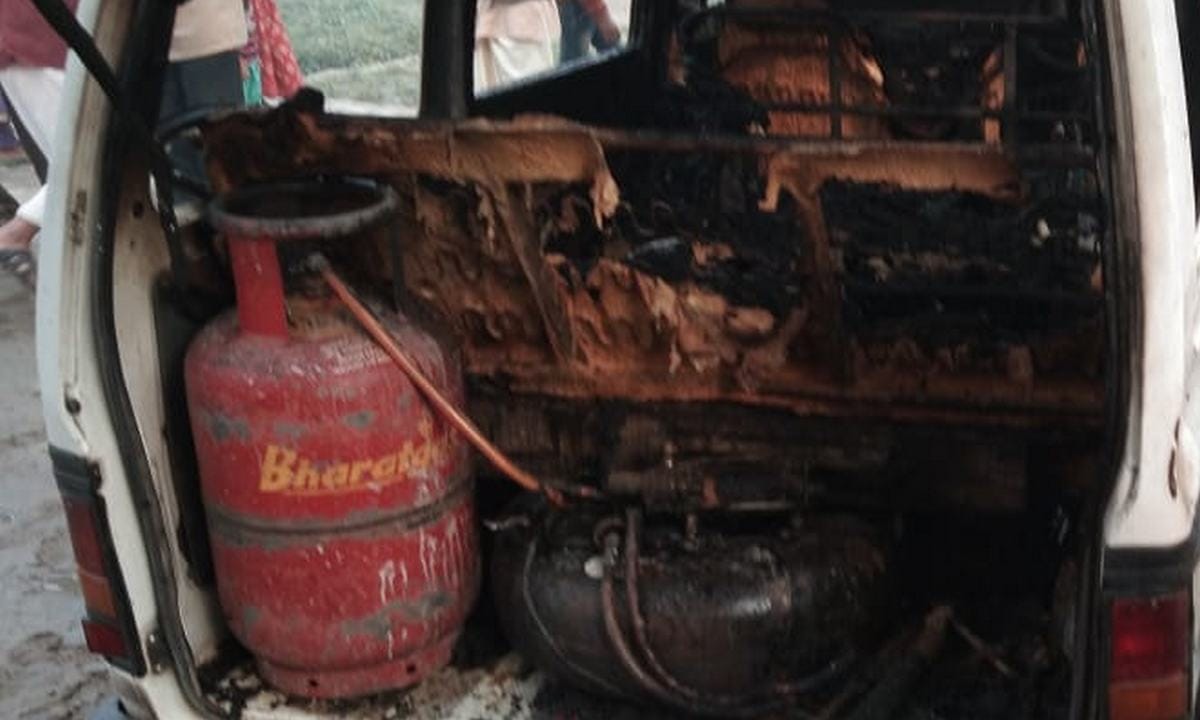 Fire in school van 14 student injured in bhadohi