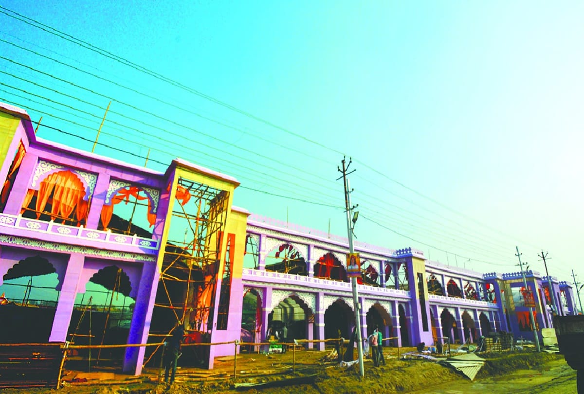 Mahamandaleshwar of Akhara demolition on Sector office at Kumbh Mela