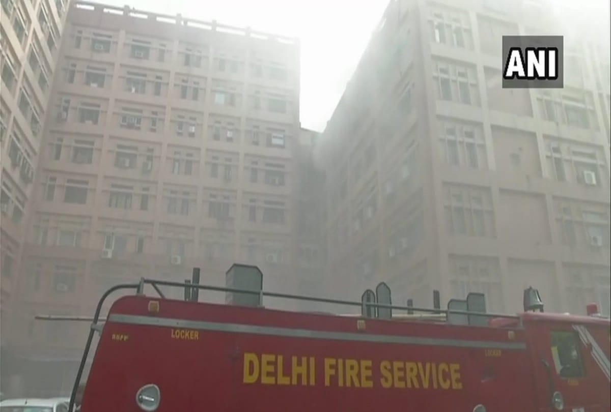 fire broke out at delhi pragati vihar cgo complex in a building 15 fire tender at spot all update