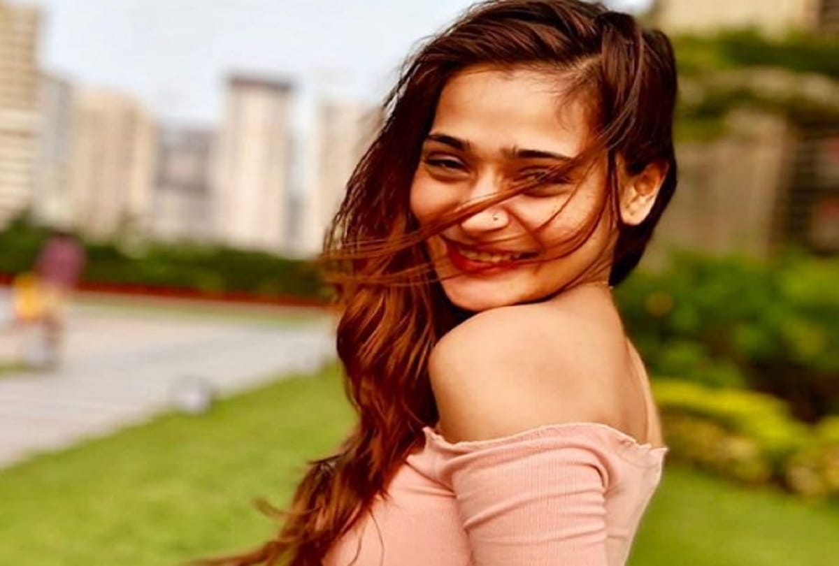 when Sara khan changed her dress after criticised her in pakistan