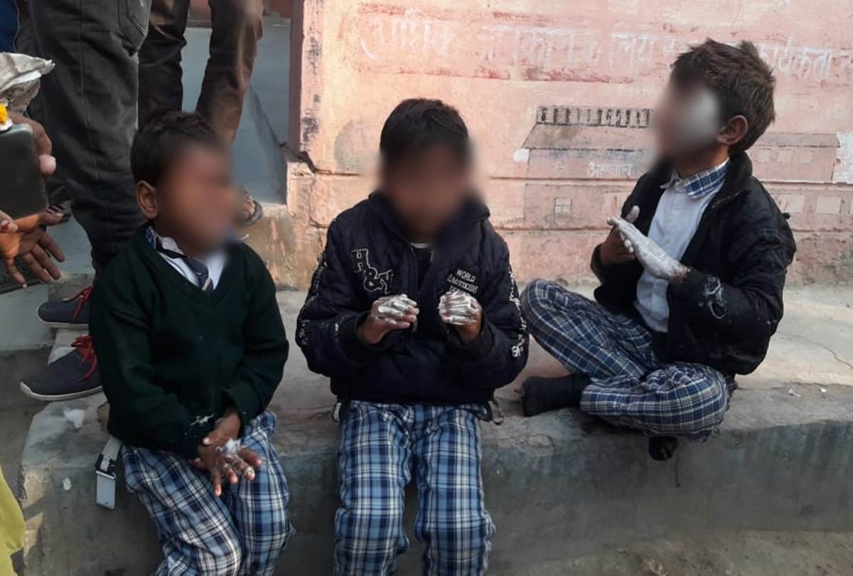 Fire in school van 14 student injured in bhadohi