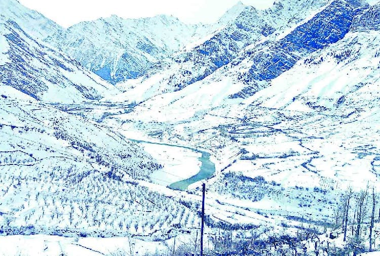 खराब मौसम के बीच रोका बर्फ हटाओ अभियान