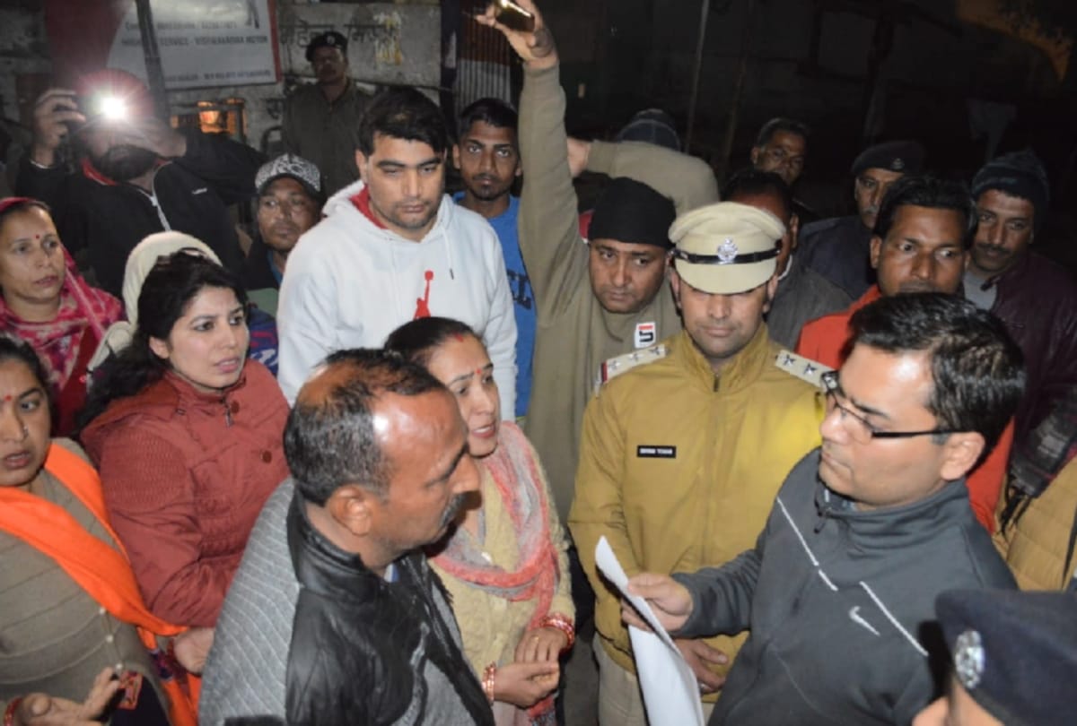 Violent clash in parwanoo himachal, two groups attacked with sword on each other