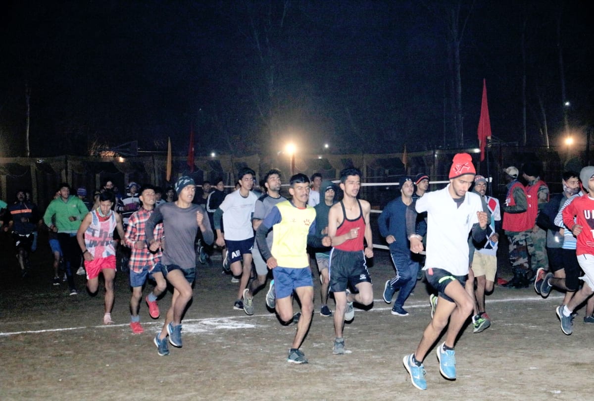 Thousands of youth ran for army recruitment in the cold winter at una himachal