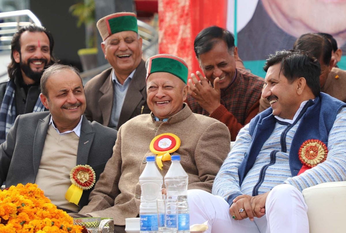 former cm virbhadra singh gave lift to woman in helicopter in 2014