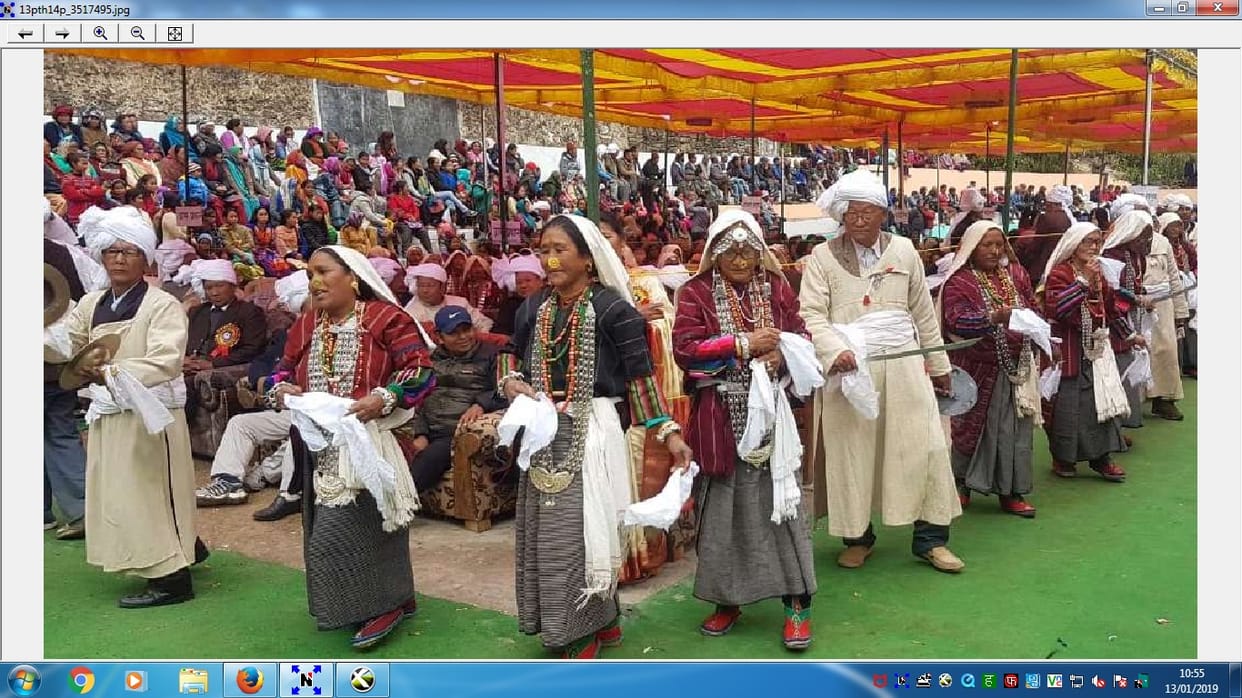 daarama mahotsav mein mahila aur purushon ne chholiya nrty kiya
