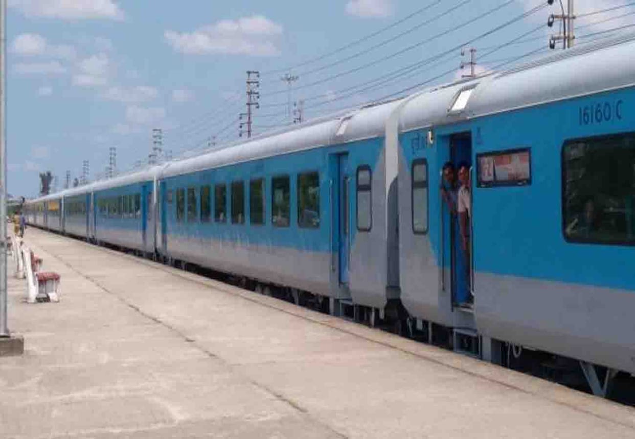 shatabdi express stop because a truck stop on railway track