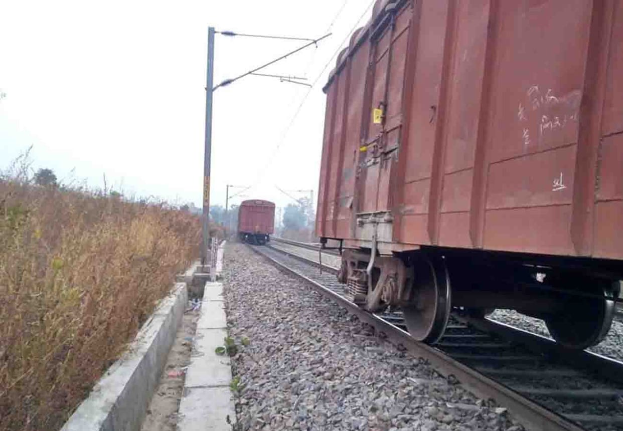 goods train divided into two parts in chitrakoot