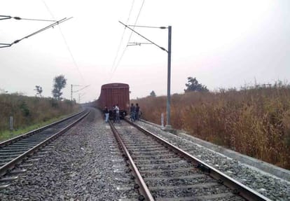 goods train divided into two parts in chitrakoot