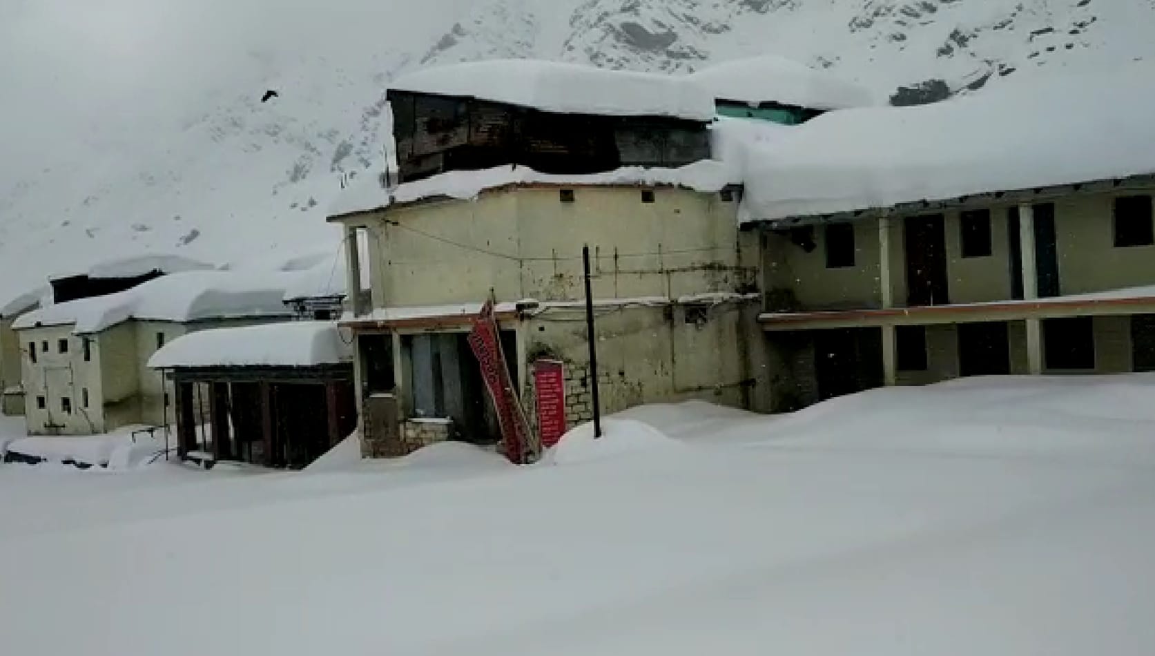 snowfall in kedarnath dham from 16 hours