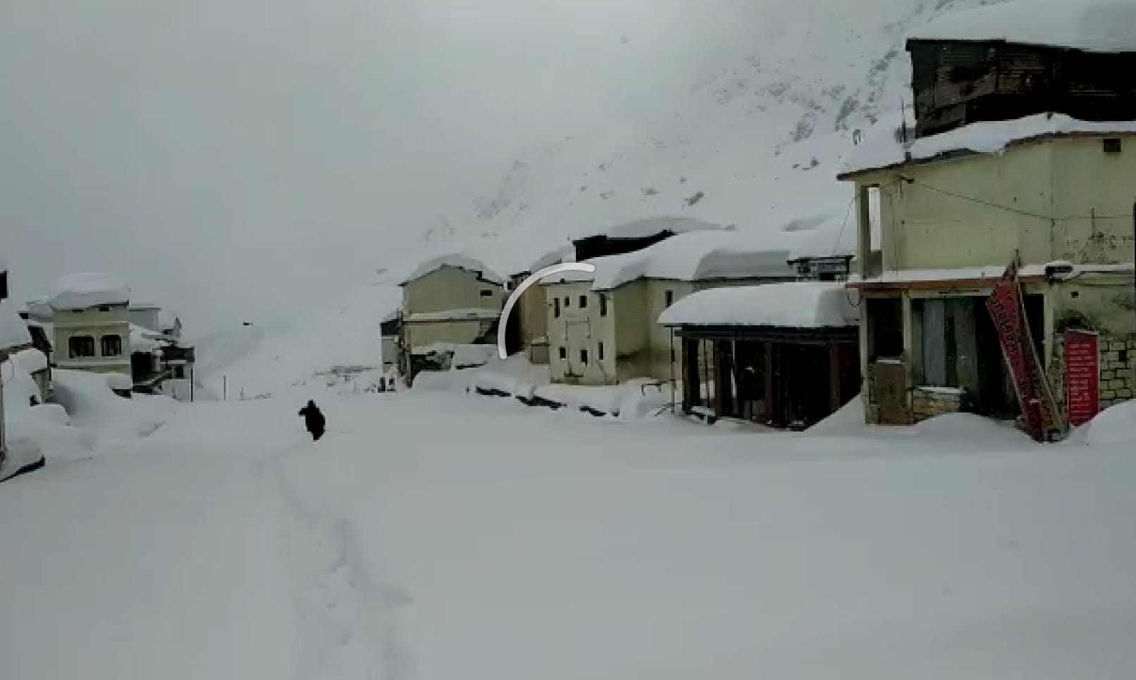 Heavy Snowfall in kedarnath continue construction work stop