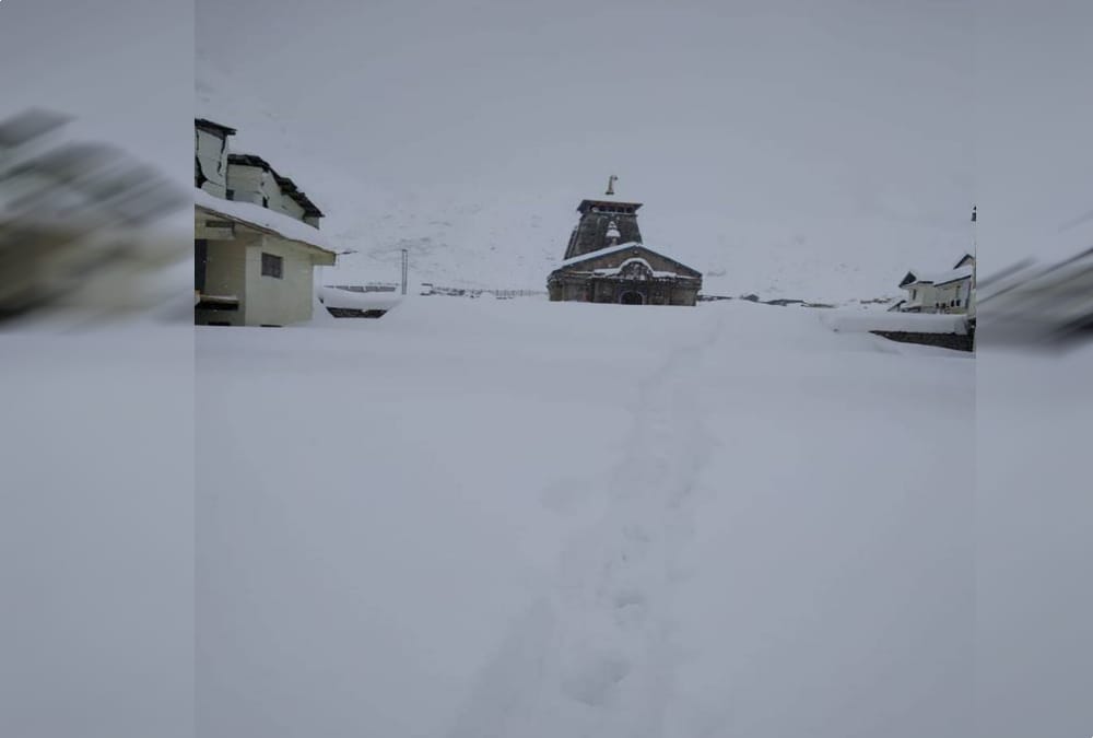 heavy snowfall in kedarnath temple door can be hidden