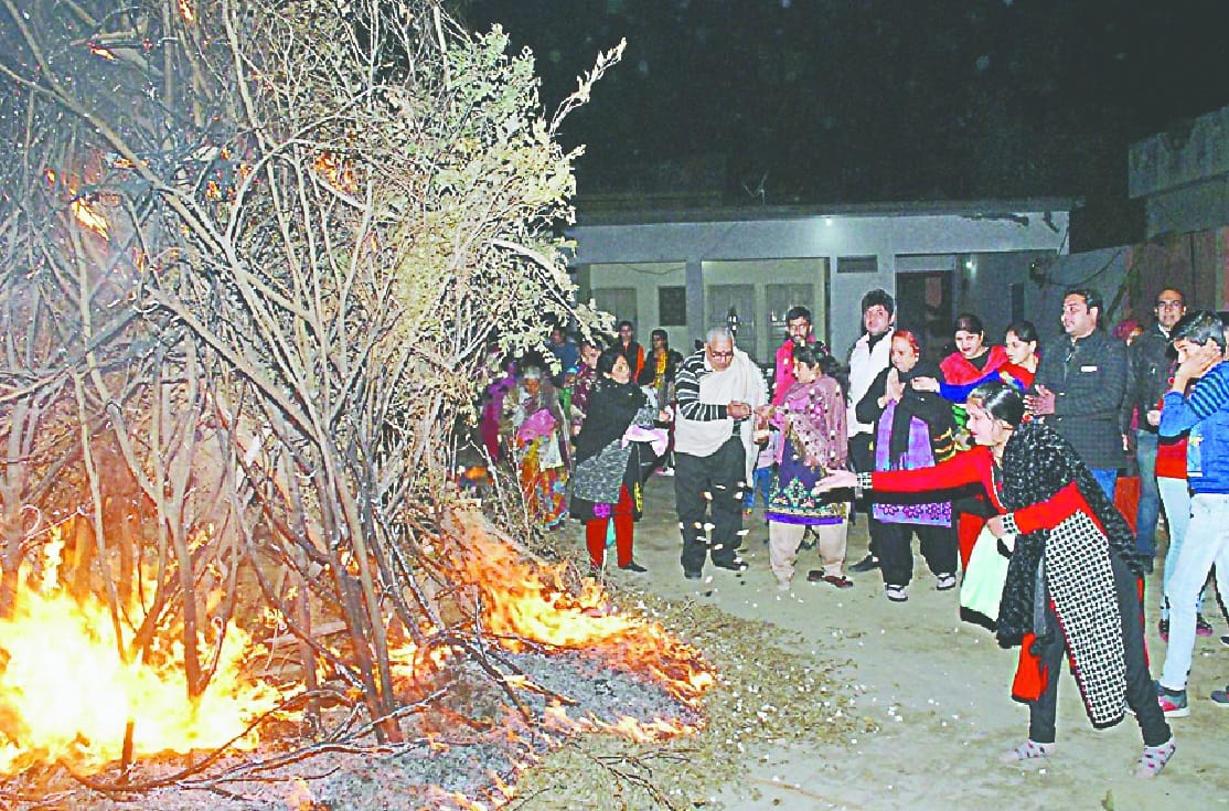 lohri par acchaai par chalne ka sankalp liya