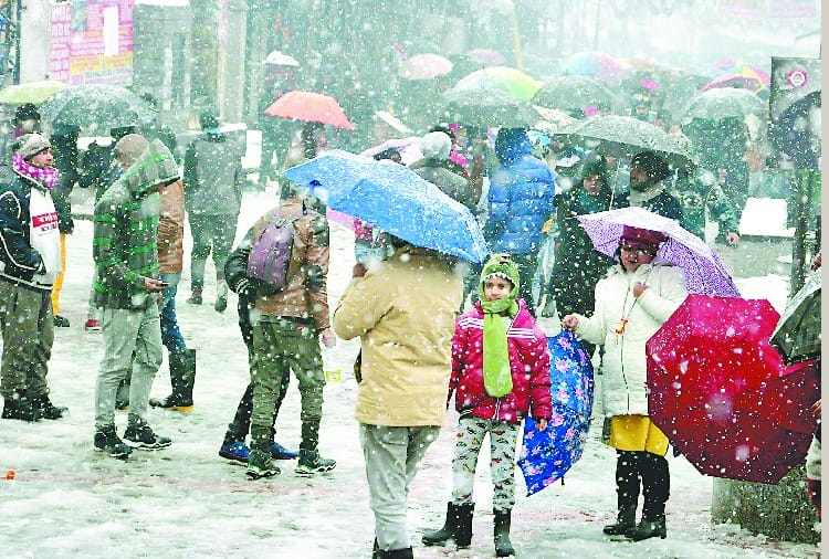बर्फबारी से 60 रूट अवरुद्ध, पांच बसें फंसीं