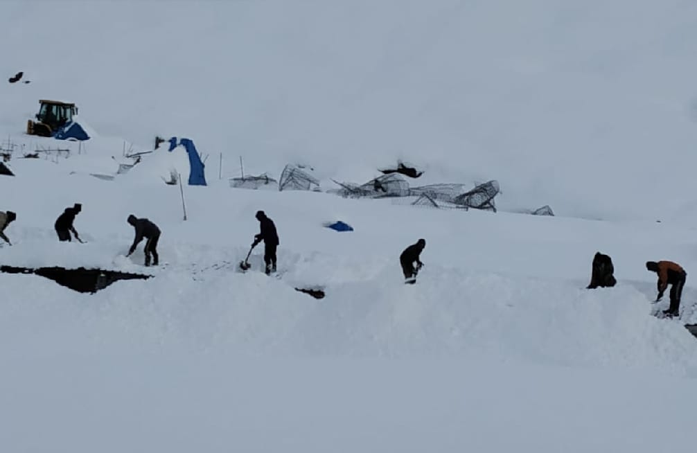 Heavy Snowfall in kedarnath continue construction work stop