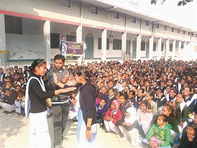 छात्राओं ने भरी हुंकार, अब शरारती तत्वों पर करेंगी प्रहार - Students ...