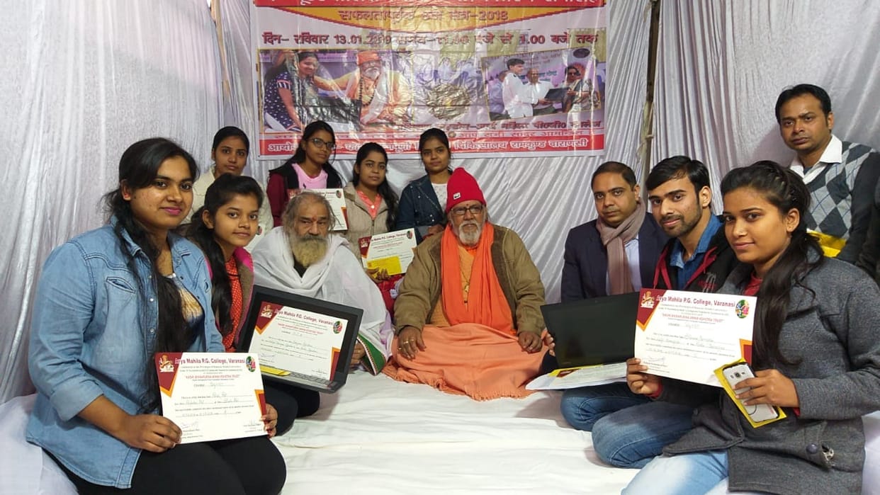 kashi annpurna trust donate laptop to student