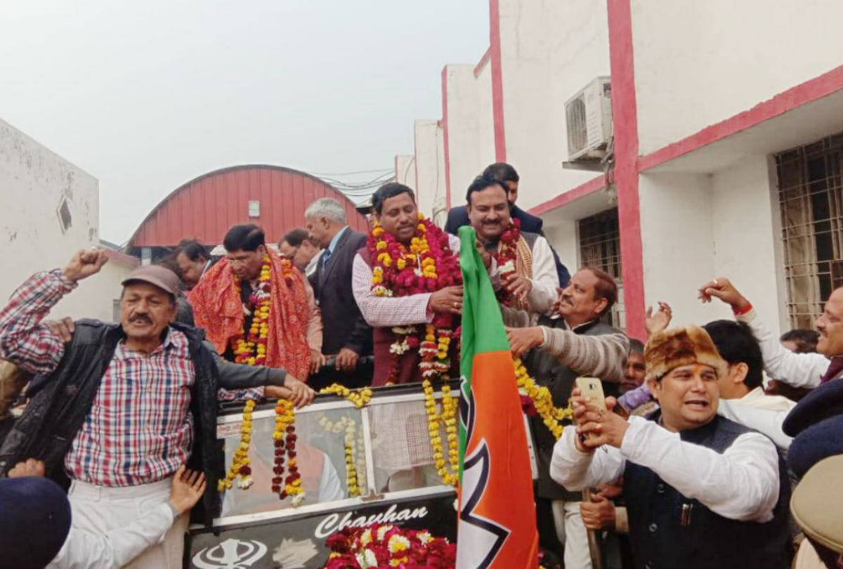 BJP MP Ramshankar Katheria warms welcome by supporters in Agra