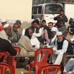 मृतक के घर के बाहर जमा भीड़