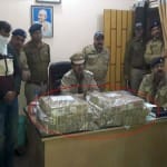 पकड़े गए ढाई करोड़ के पुराने नोट के साथ पुलिस