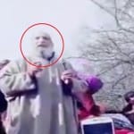 लाल घेरे में आतंकी जीनत उल इस्लाम के पिता बेटे के जनाजे पर आई भीड़ को संबोधित करते हुए