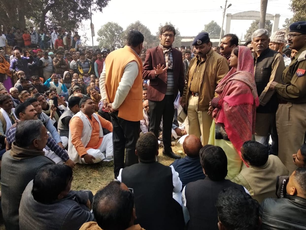 हत्या का गुस्सा थाने पर उतारा, तोड़फोड़