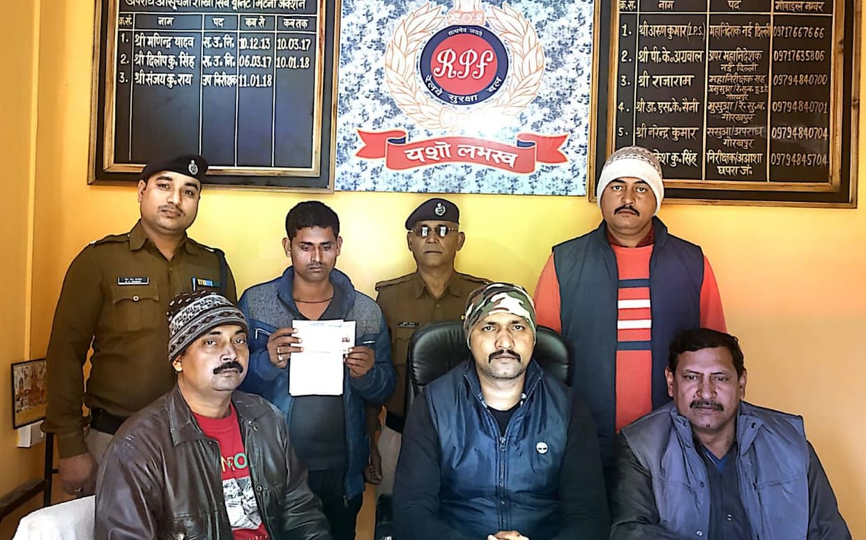 रेलवे काउंटर से टिकट दलाल को पकड़ा