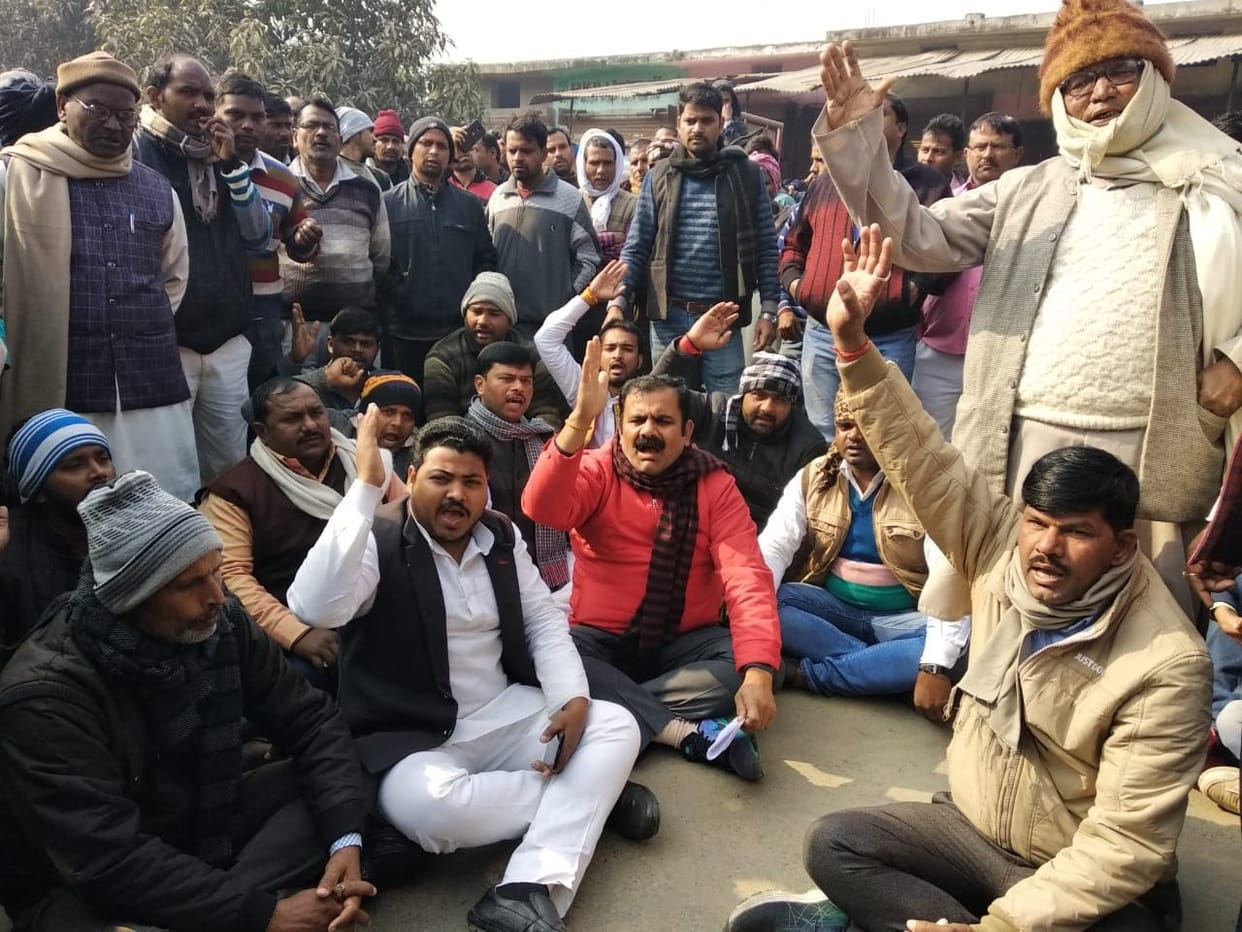 गम और गुस्से में सड़क पर उतरे लोग, पुलिस बेबस