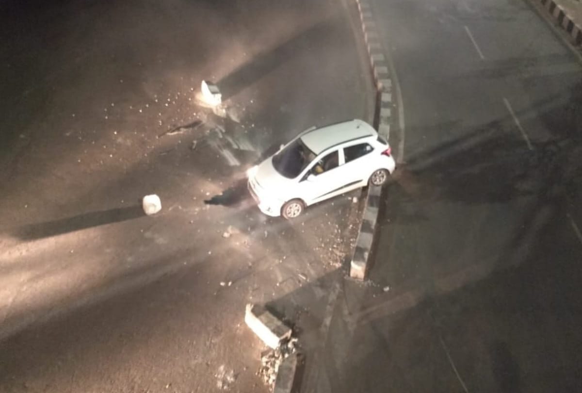 bike rider fell down from flyover, injured in lucknow