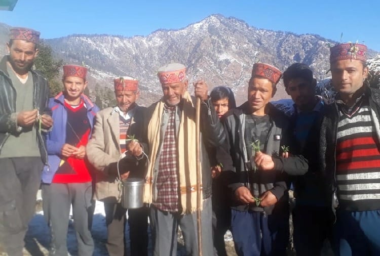 बुजुर्गों को जूब देकर लिया आशीर्वाद