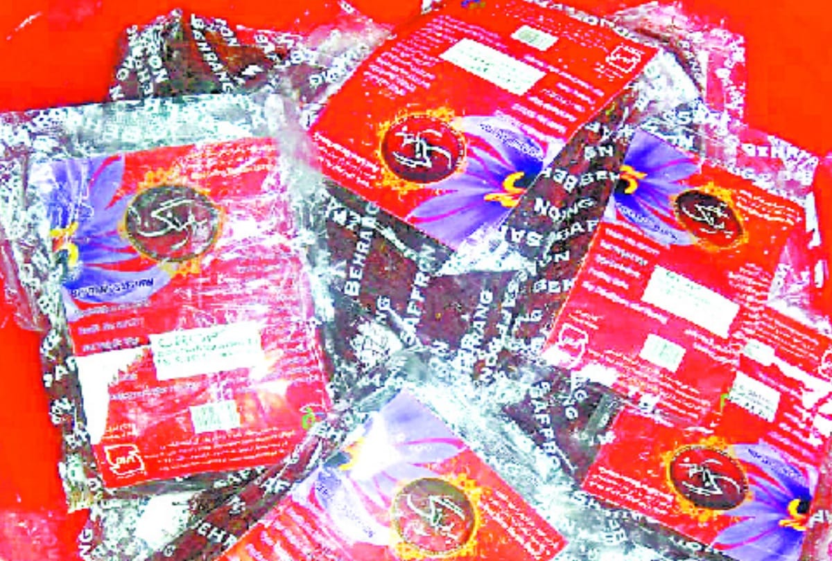 smuggler caught with 900 gram Irani kesar