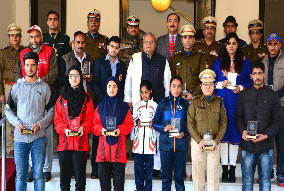 Governor Satya Pal Malik rewarded the role models of crpf in jammu kashmir