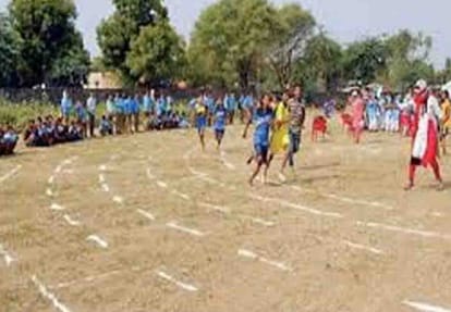 Players of CSJMU and CSA landed on the field without tracksuit