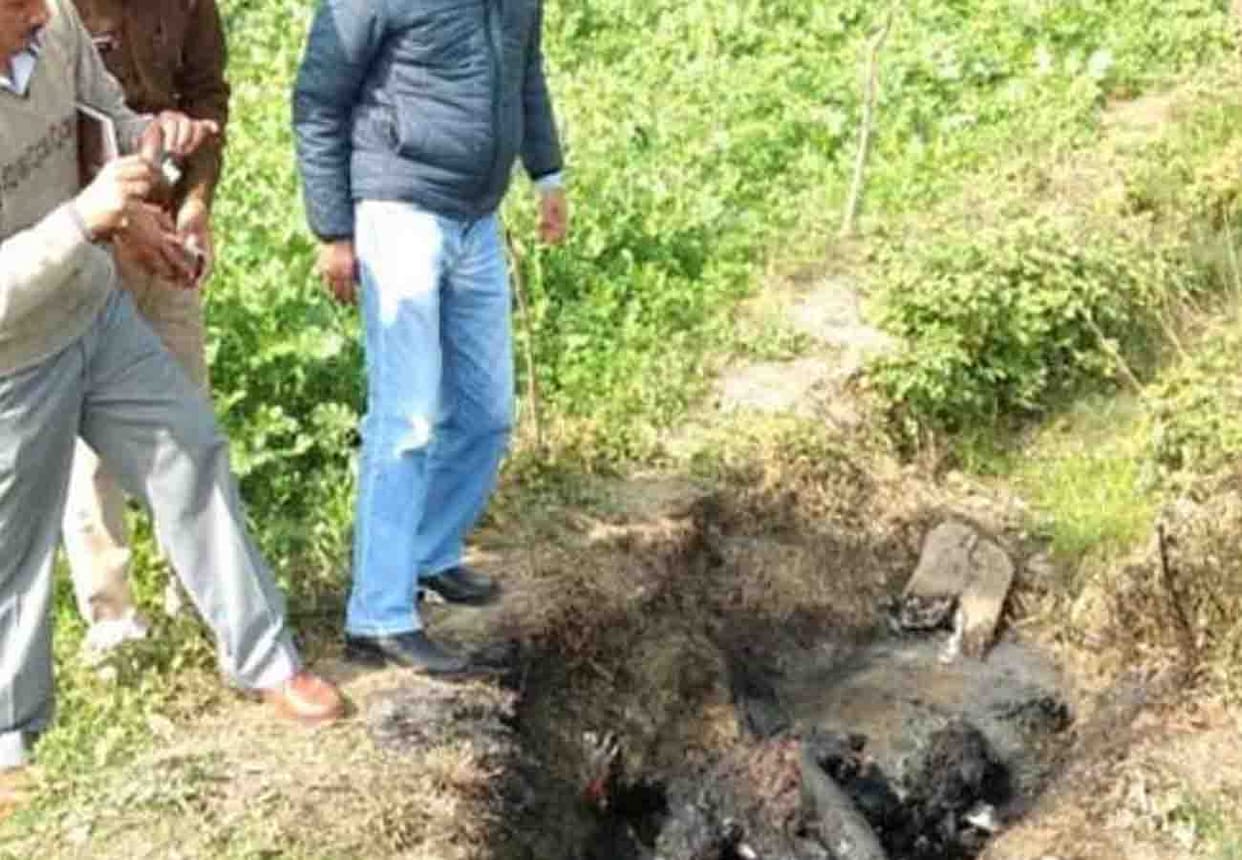 man burned dead body found in farrukhabad