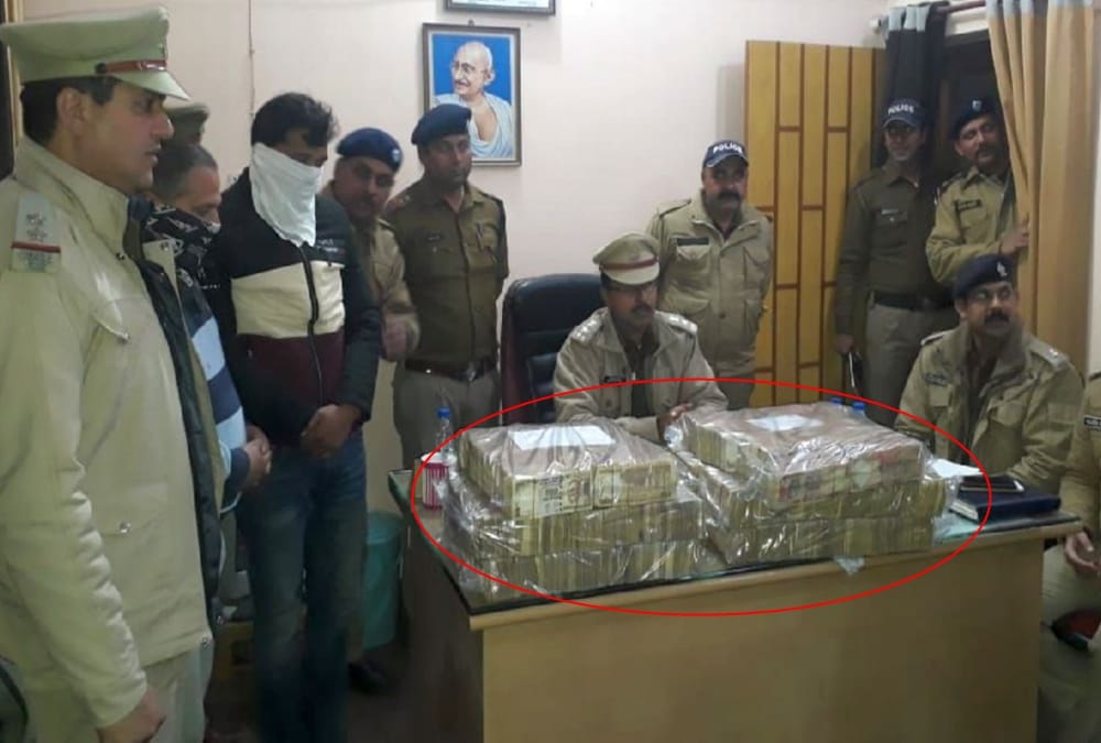 Police caught two crore old currency from property dealer office in kashipur