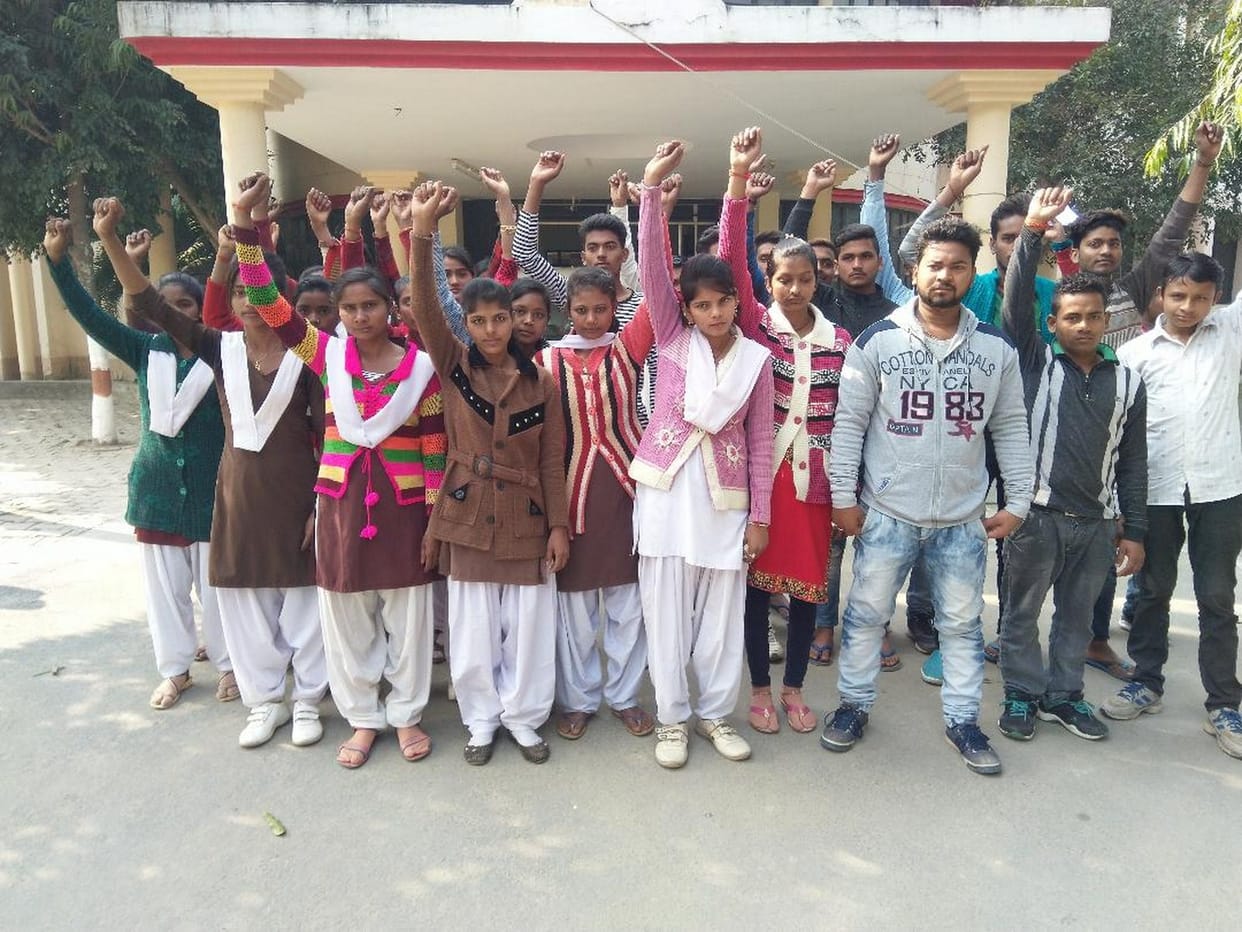 विद्यार्थियों ने डीएम कार्यालय के सामने किया प्रदर्शन