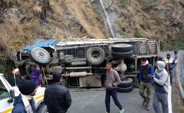 हाइवे में पलटा ट्रक, दो किमी लंबे जाम में आठ घंटे फंसे यात्री