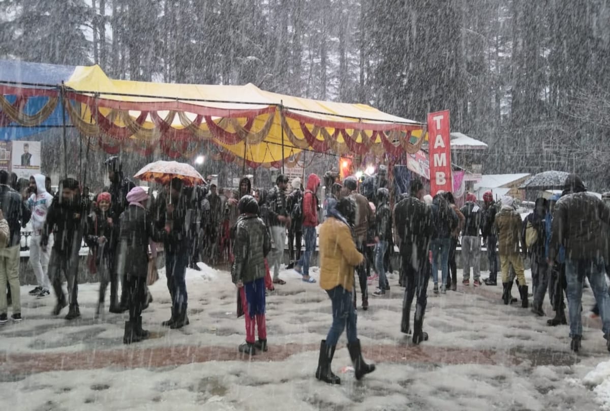 fresh snowfall recorded in manali himachal and tourists enjoy snowfall