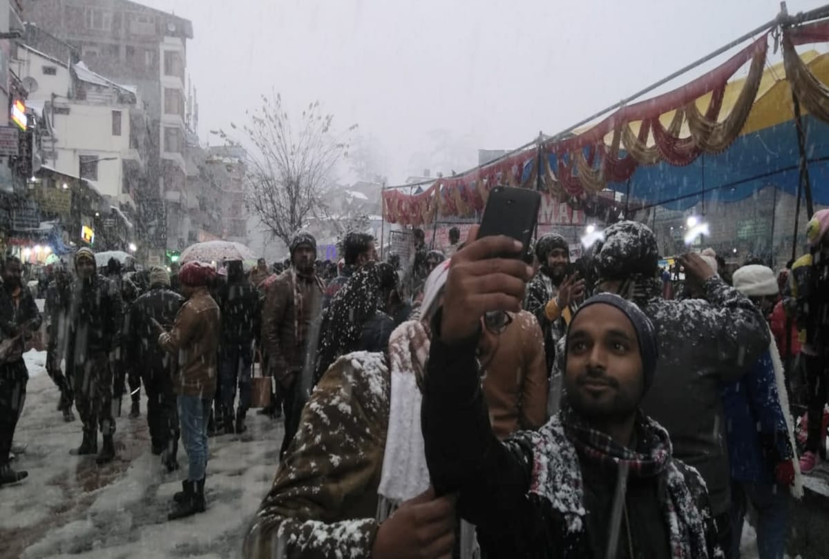 fresh snowfall recorded in manali himachal and tourists enjoy snowfall