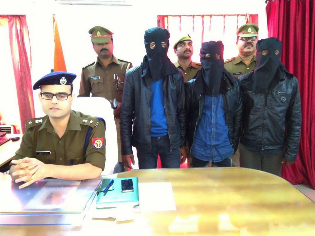 गोरखपुर में हत्या कर लूटी गई कार के साथ तीन गिरफ्तार