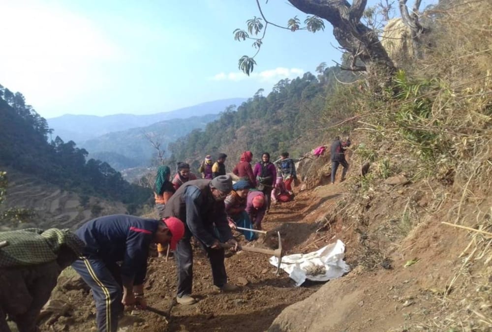 Villagers made Road themselves by digging land in chamoli like film manjhi