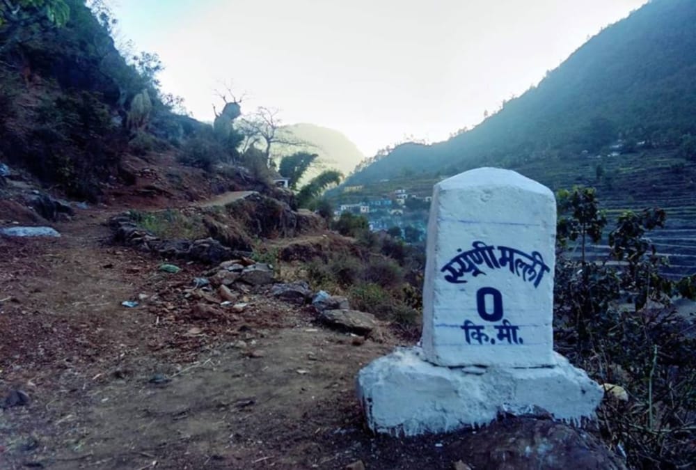 Villagers made Road themselves by digging land in chamoli like film manjhi