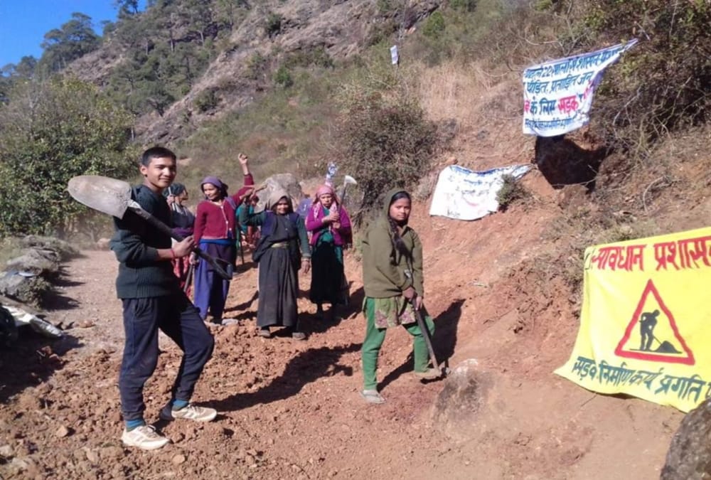 Villagers made Road themselves by digging land in chamoli like film manjhi