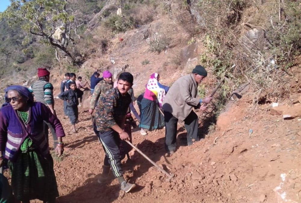 Villagers made Road themselves by digging land in chamoli like film manjhi
