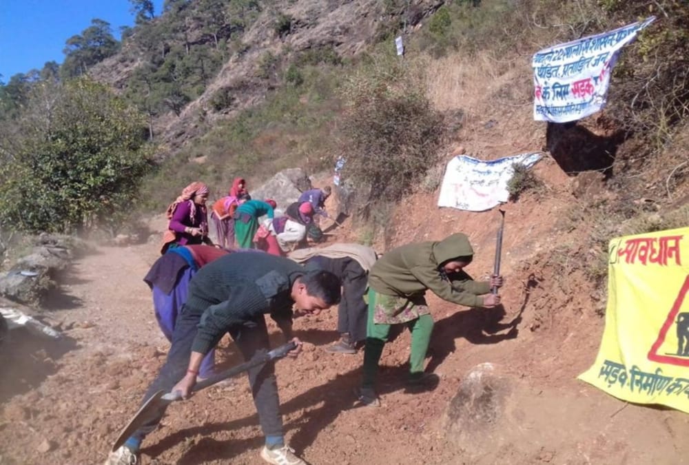 Villagers made Road themselves by digging land in chamoli like film manjhi